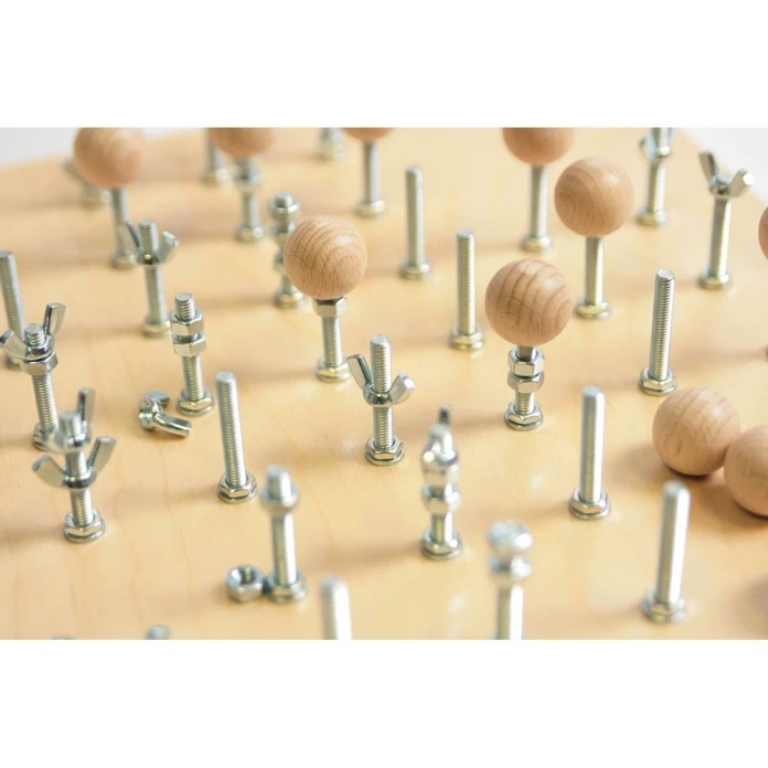 Juego de solitario con tornillos