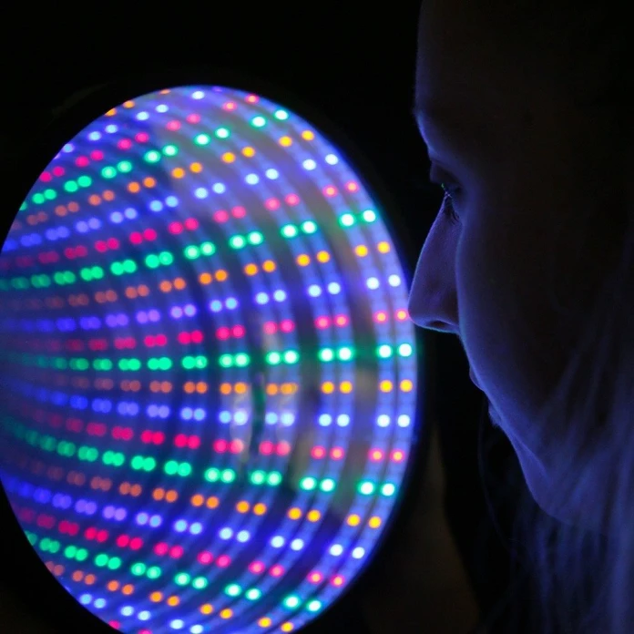 Gran espejo luminoso infinito