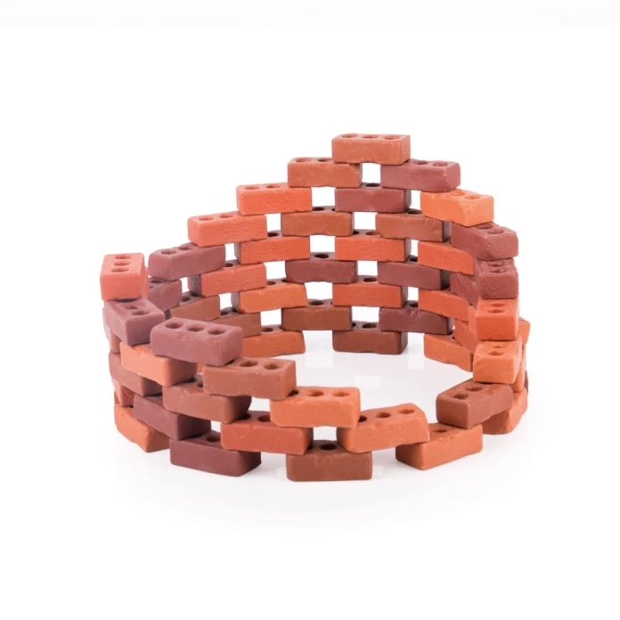 Pequeños ladrillos de construcción naturales