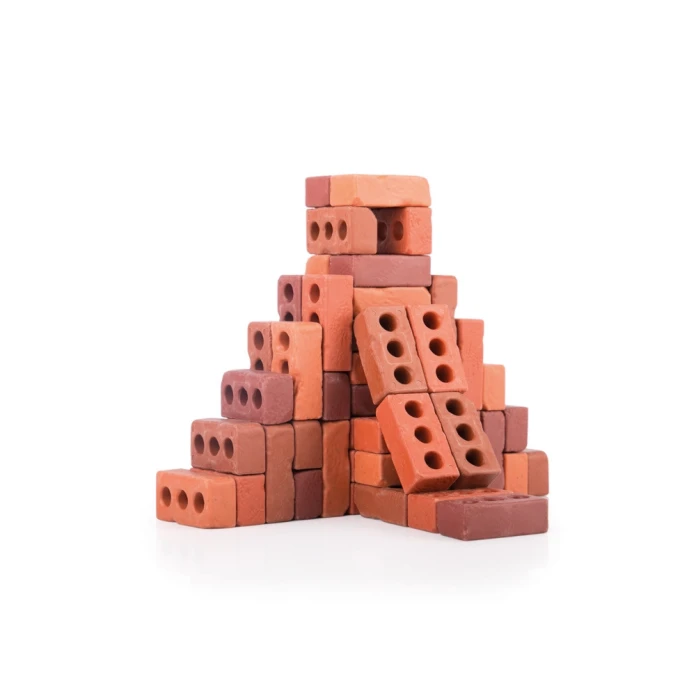 Pequeños ladrillos de construcción naturales