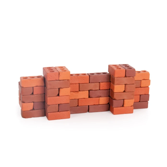Pequeños ladrillos de construcción naturales