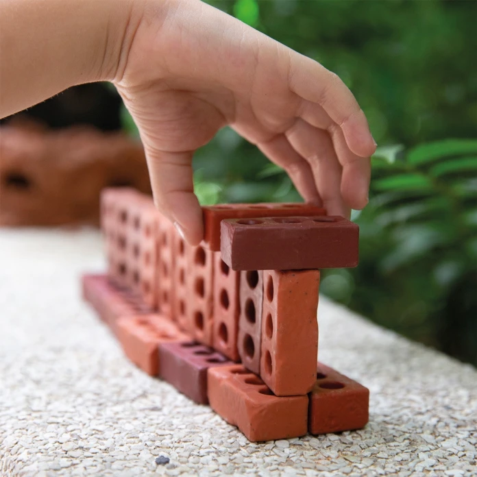 Pequeños ladrillos de construcción naturales