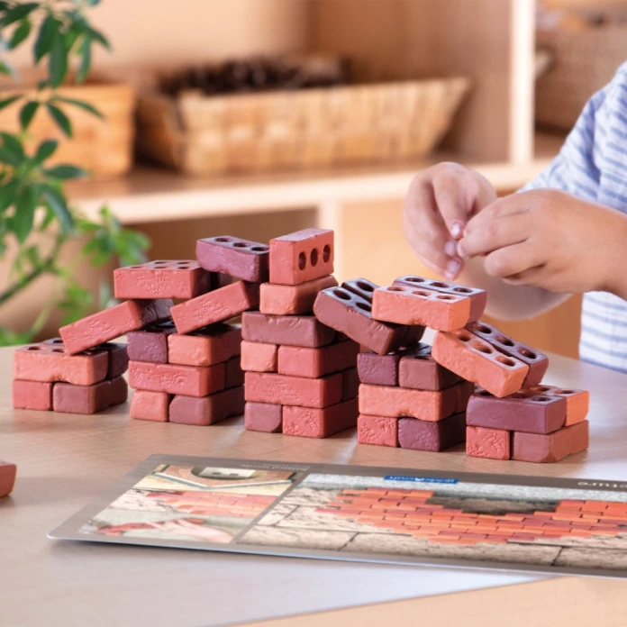 Pequeños ladrillos de construcción naturales