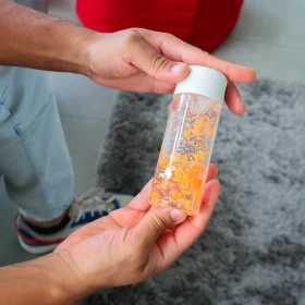 Botella sensorial flamencos naranjas
