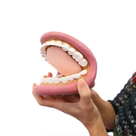 Marioneta parlanchina gigante