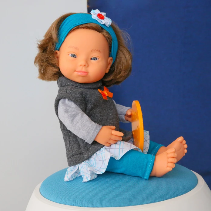 Conjunto entretiempo gris para muñeca inclusiva