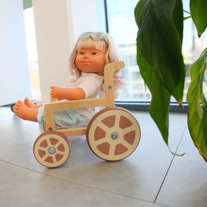 Silla de ruedas para muñeco inclusivo
