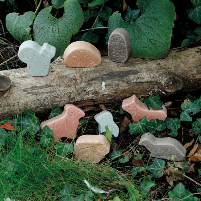 Piedras decoradas sotobosque