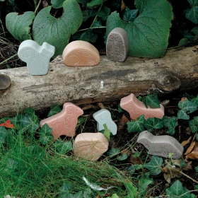 Piedras decoradas sotobosque