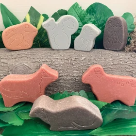 Piedras decoradas sotobosque