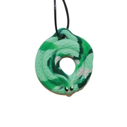 Collar masticable serpiente en el bosque