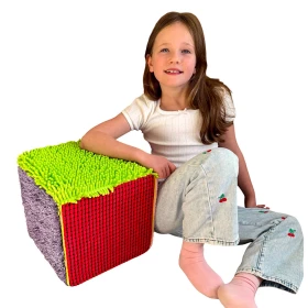 Cubo gigante con texturas