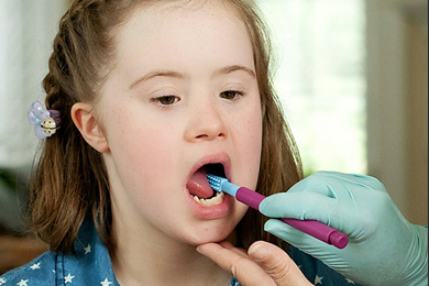 ¿Cómo prevenir la retención de alimentos en los labios, las mejillas y/o las encías?