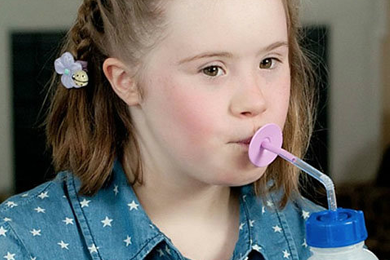 ¿Cómo ayudar a un niño con trisomía 21 que presenta sensibilidades orales e hipotonía?