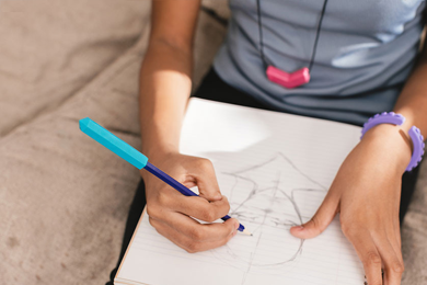 ¿Por qué niños y adultos muerden sus lápices y bolígrafos?