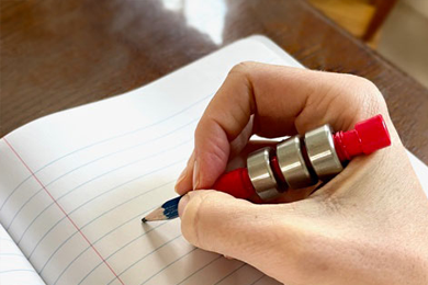 ¿En qué puede ayudar un lápiz con peso a mejorar la escritura manuscrita?