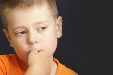 ¿Por qué mi hijo sigue masticando todo?