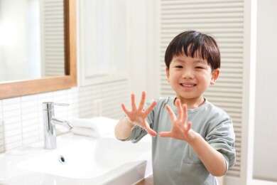 Aider mon enfant à bien se laver les mains